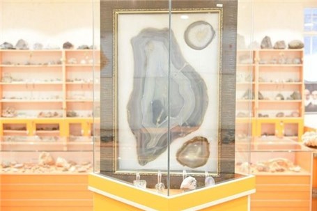 نگهداری بزرگترین صفحه عقیق برش‌خورده دنیا در موزه سنگ‌های قیمتی قم