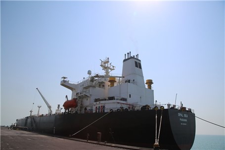 پهلوگیری کشتی غول پیکر نفتی در منطقه ویژه اقتصادی خلیج‌فارس
